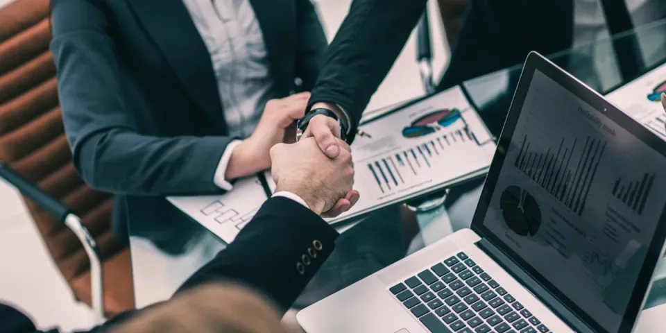 Szkolenia online dla firm: Klucz do efektywnego rozwoju pracowników w erze cyfrowej